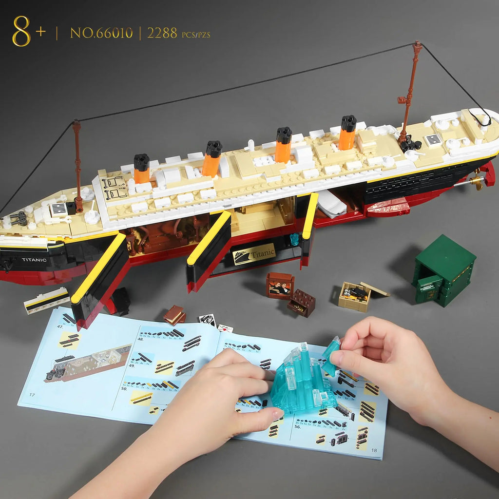 2288Pcs Titanic Model Creative Luxury Cruise Ship Set Moc City Boat Assembly Building Blocks with Lights Brick Toys For children